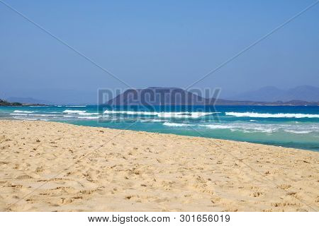 Beach Corralejo On The Canary Island Fuerteventura, Spain. View On The Islands Lobos And Lanzarote.