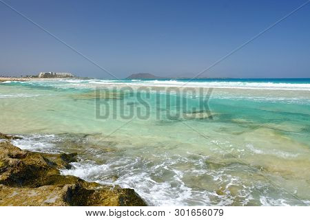 Beach Corralejo On The Canary Island Fuerteventura, Spain. View On The Islands Lobos And Lanzarote.