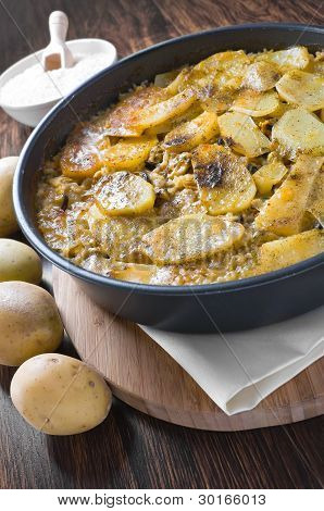 Tiella du riz des pommes de terre et moules.