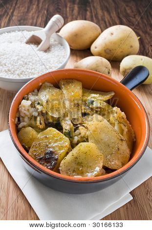 Tiella du riz des pommes de terre et moules.
