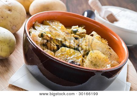 Tiella du riz des pommes de terre et moules.