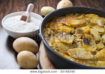 Tiella du riz des pommes de terre et moules.