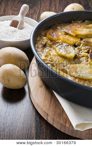 Tiella du riz des pommes de terre et moules.