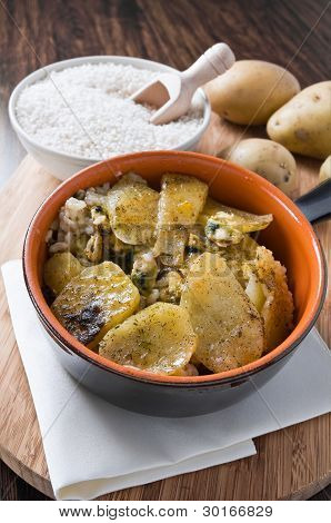 Tiella du riz des pommes de terre et moules.