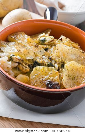 Tiella du riz des pommes de terre et moules.