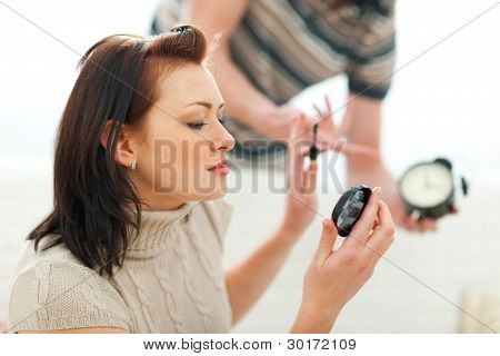 Ragazzo cercando di fretta fidanzata applicare make-up