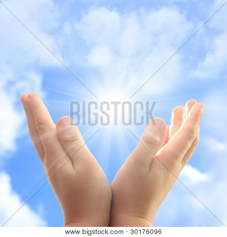 Çocuk el mavi gökyüzü ve Paz.
