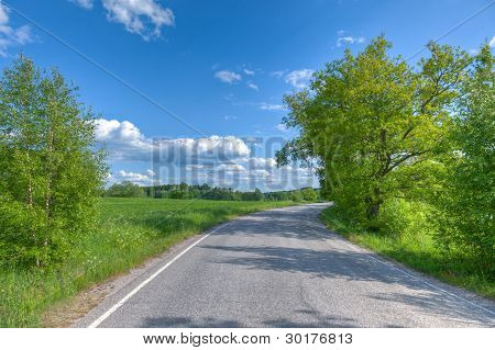 Route revêtue sur un côté de pays