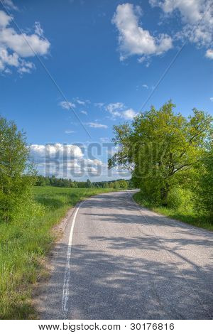 Route revêtue sur un côté de pays
