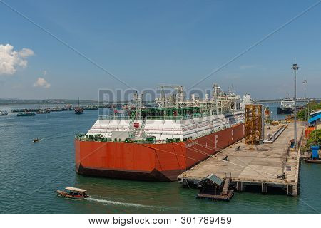 Bali, Indonesia - February 25, 2019: Red And White Floating Storage And Regasification Unit, Fsru, L