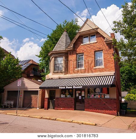 Pittsburgh, Pennsylvania, Usa 05/18/2019 The Frick Park Market On Reynolds Avenue In The Point Breez