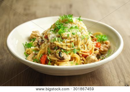 Spagetti One Pot Pasta With Chicken, Mushrooms And Shallots In A Creamy Sauce.