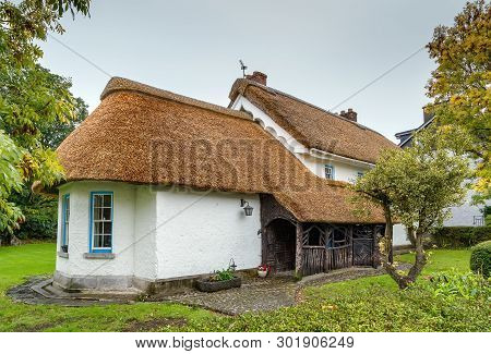Hiastorical Hous With A Straw Roof In Adare, Ireland