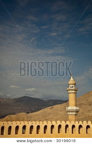 Wspaniały widok Nizwa fortu otoczony górami (Ad Dakhiliyah, Oman)