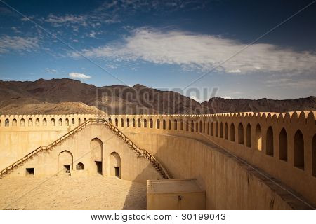 Wspaniały widok Nizwa fortu otoczony górami (Ad Dakhiliyah, Oman)