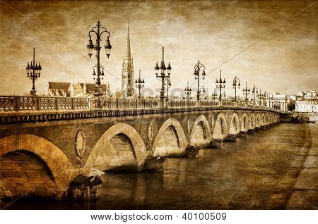 Most pfies Bordeaux s katedrálou St. Michel