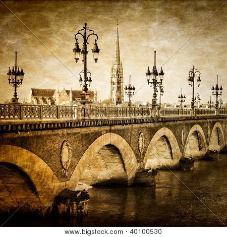 Most pfies Bordeaux s katedrálou St. Michel