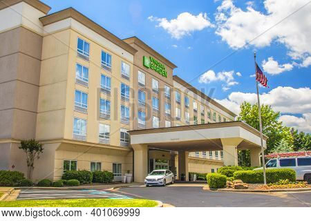 Gwinnett, County Usa - 05 31 20: Wyndham Garden Hotel In The Summer