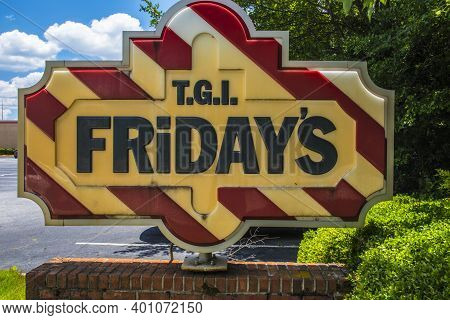 Gwinnett, County Usa - 05 31 20: Tgi Fridays Restaurant Street Sign Close Up