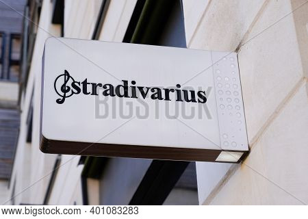 Bordeaux , Aquitaine  France - 12 25 2020 : Stradivarius Logo And Text Sign On Store International W