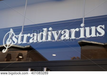 Bordeaux , Aquitaine  France - 12 25 2020 : Stradivarius Logo Brand And Text Sign Front Of Store Clo