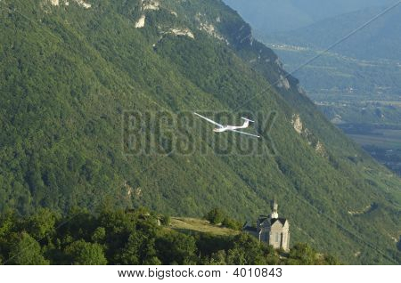 Aliante volando sopra la Chiesa di St Michel