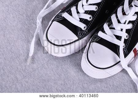 รองเท้าผ้าใบสีดำ