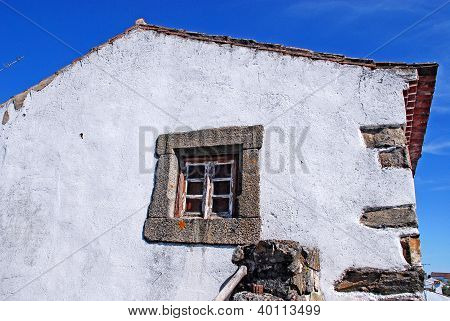 บ้านเก่าสีขาว