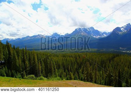 Beautiful Lake Louise And Mountain Range In Banff Nationalpark In Alberta, Canada. View From Whiteho