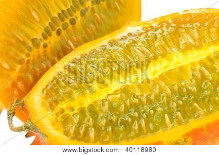 Cucumis metuliferus บนพื้นหลังสีขาว