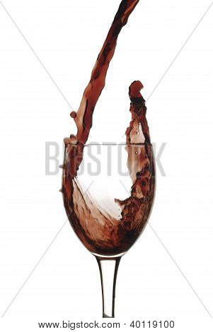 Versare il vino rosso su una tazza