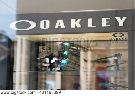 Bordeaux , Aquitaine  France - 12 25 2020 : Oakley Logo Brand And Text Sign On Windows Shop In Moder