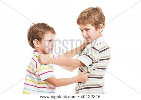 To lidt utilfreds barn dreng brødre kæmper i familie konflikt