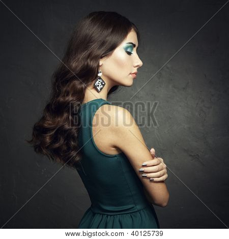Ritratto di donna bella bruna In abito verde