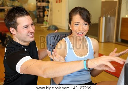 Personal-Trainer-Ausbildung-Bike, Kundin zu erklären