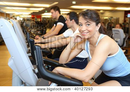 Zwei Mann und eine Frau auf Übung Fahrrad lächelnd