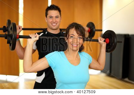 Gruppe Spaß mit Gewichtheben