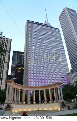 Chicago, Illinois, U.s.a - October 13, 2018 - The View Of Skyscrapers And Millenium Monument Near Wr