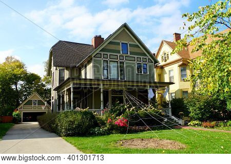 Chicago, Illinois, U.s.a - October 14, 2018 - A House Decorated For Halloween With A Giant Spider We