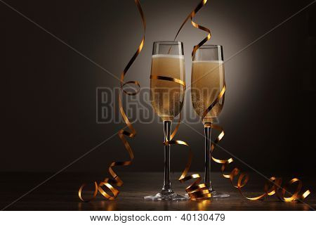 Due bicchieri di champagne pronte a portare nel nuovo anno
