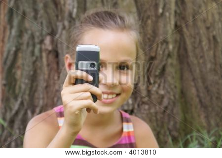 Preteen flicka med mobiltelefon