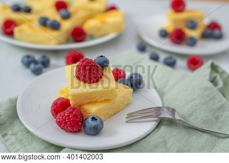 Sweet Home Made Vanilla Pudding Pie With Berries
