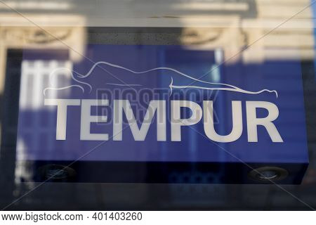 Bordeaux , Aquitaine  France - 12 25 2020 : Tempur Sign Text And Brand Logo On Windows Shop Of Manuf