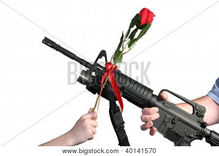 Erwachsene Gewehr Kind stieg gekreuzt