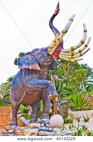 Den thailandske eventyr elefant statue
