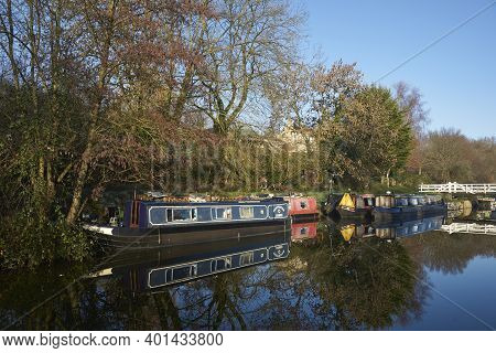 Bath, Somerset, United Kingdom - December 31, 2020: Frosty Morning Along The Kennet  And Avon Canal 