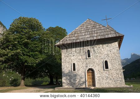 Chiesa cattolica nel parco nazionale di Theth in Albania è stato costruito nel 1892, ma durante il regime di Hoxha w