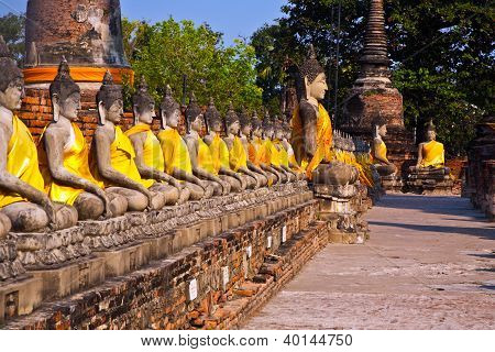 仏像寺院ワット ・ ヤイ チャイ Mongkol で
