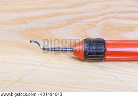 The Process Of Deburring Metal. Deburring Tool For Metal, Wood, Aluminum, Copper And Plastic.