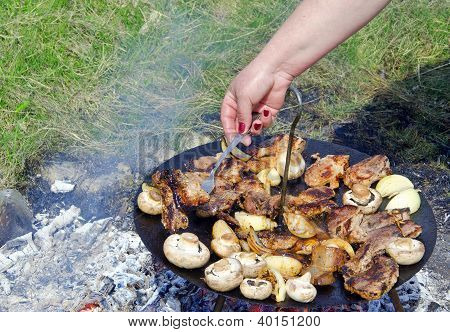Kvinnan gör grill